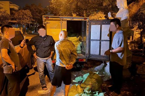 Bắt quả tang đối tượng vận chuyển 289 bình 'khí cười' đi tiêu thụ