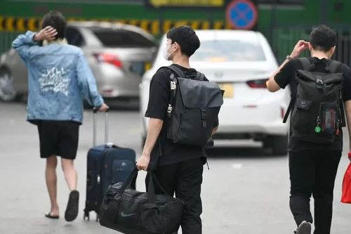 Vì sao nhiều người trẻ háo hức về quê rồi lại vội vã rời đi?