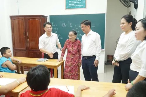Lãnh đạo TPHCM thăm lớp học tình thương của cô giáo 78 tuổi