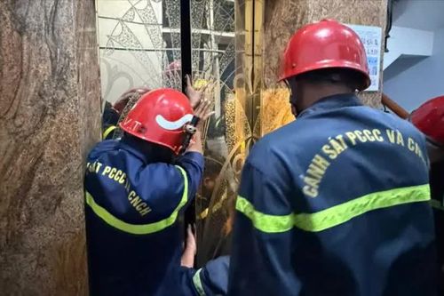 Giải cứu thanh niên kẹt trong thang máy nhà trọ 5 tầng ở TPHCM