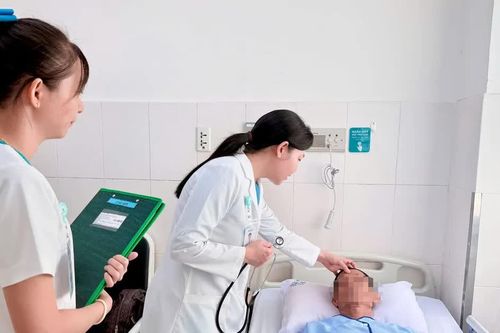 Cụ ông 70 tuổi bị ong đốt dẫn đến rối loạn đông máu