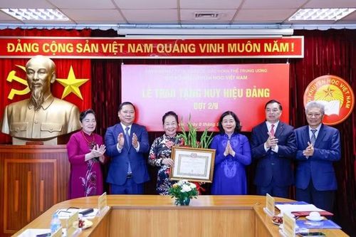 Trao tặng Huy hiệu 45 năm tuổi Đảng nguyên Phó Chủ tịch nước Nguyễn Thị Doan