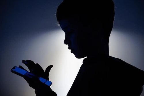 Tổng thống Pháp đề nghị cấm trẻ dưới 15 tuổi dùng mạng xã hội trên toàn EU