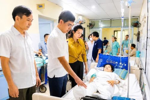 Lãnh đạo Sở GD&ĐT Nghệ An thăm cô giáo gặp tai nạn khi xả thân cứu trẻ