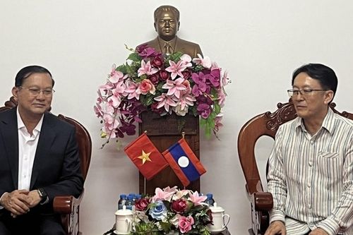 Tổng Lãnh sự quán Việt Nam tại Savannakhet (Lào) làm việc với Bí thư Thành ủy Kaysone Phomvihane