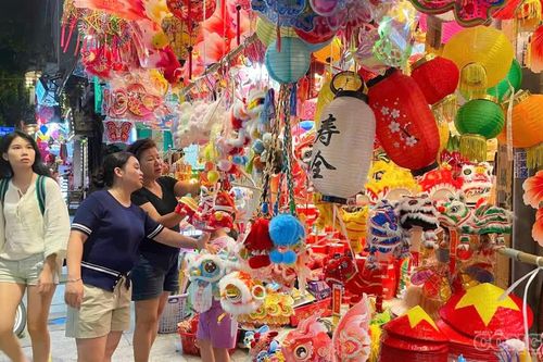 Hàng Mã rực rỡ sắc màu, người dân 'nô nức' chơi Trung thu sớm
