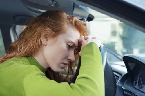 Lái xe khi còn mệt sau khi uống rượu cũng nguy hiểm như lái xe khi say