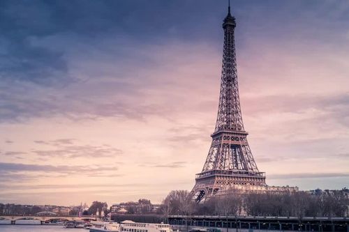 Tháp Eiffel mở cửa trở lại sau tranh cãi điều chuyển nhân viên nữ