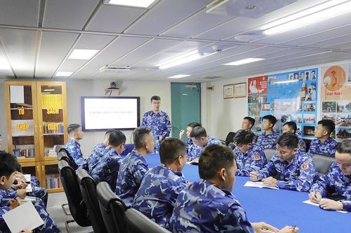 Những lớp học giữa dải sóng đại dương