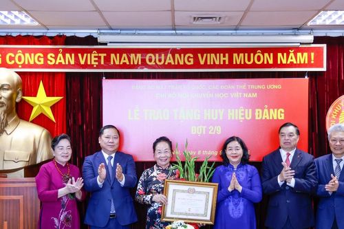 Nguyên Phó Chủ tịch nước Nguyễn Thị Doan đón nhận Huy hiệu 45 năm tuổi Đảng