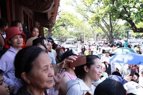 Cảnh tượng khiến 53 cô gái xúc động