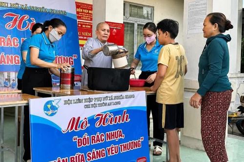 Gom rác đổi cháo sáng