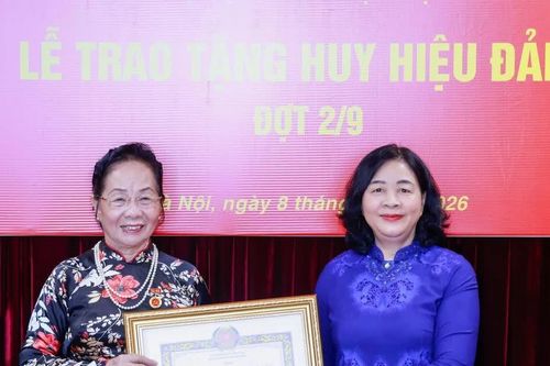 Nguyên Phó Chủ tịch nước Nguyễn Thị Doan nhận Huy hiệu 45 năm tuổi Đảng
