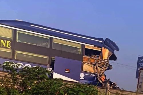 Không giữ khoảng cách an toàn, ô tô khách húc đuôi xe đầu kéo khiến 1 người tử vong