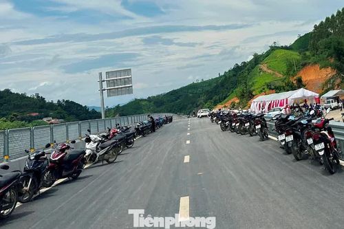Xe máy rồng rắn 'phi' lên công trường cao tốc Hữu Nghị - Chi Lăng