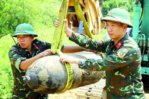 Phát hiện quả bom nặng 200kg dưới lòng sông Đà