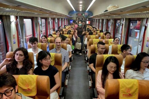 Phó giám đốc BV Bạch Mai nói về hành trình 500 y bác sĩ đi tàu về Ninh Bình mỗi ngày