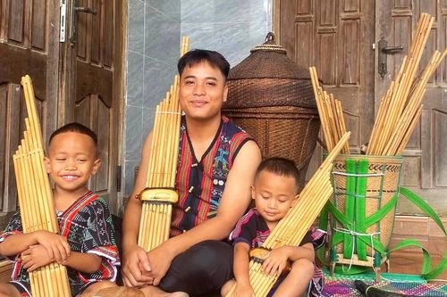 Tự học làm nhạc cụ, chàng trai Tà Ôi đưa tiếng đàn bản làng lên mạng