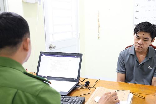 Bắt kẻ buôn ma túy mang súng đạn, sẵn sàng chống trả cảnh sát