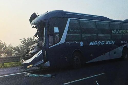 Ô tô khách không giữ khoảng cách tông vào đuôi xe đầu kéo, phụ xe tử vong