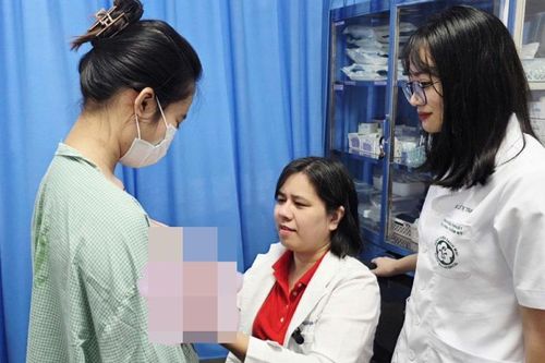 Gù lưng vì khối u khủng, cô gái Việt kiều về nước tìm lại vóc dáng tuổi đôi mươi