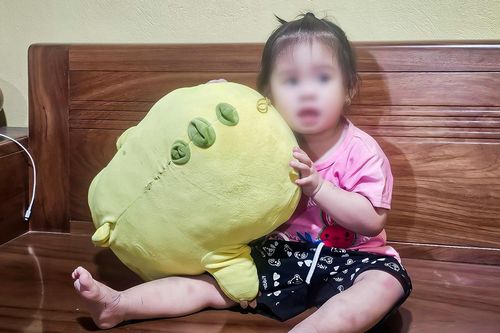 Bé gái khoảng 2 tuổi đi lạc ở Ninh Bình, liên tục gọi tìm người thân