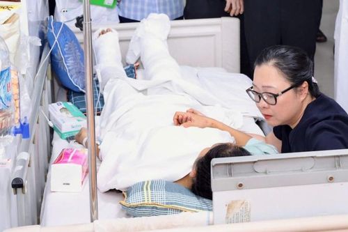 Thứ trưởng Bộ GD-ĐT thăm cô giáo mầm non cứu học sinh, bị xe tải cán phải cắt một chân