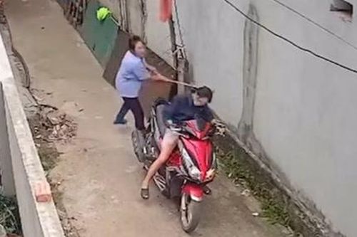 Người phụ nữ liên tục thách thức, dùng chổi đánh hàng xóm