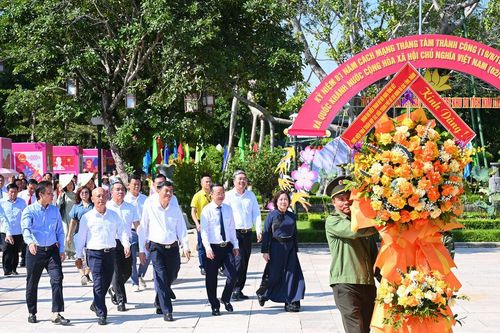 Đoàn đại biểu Hội nghị tổng kết hợp tác TP.HCM - 8 tỉnh dâng hương tưởng niệm Chủ tịch Hồ Chí Minh
