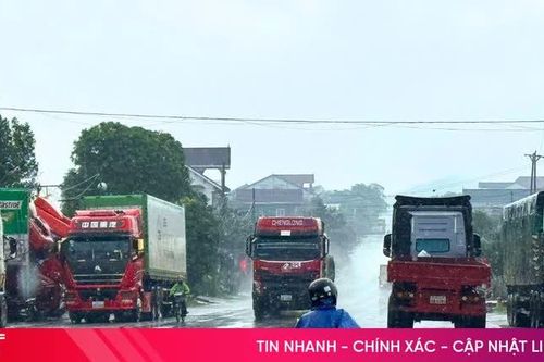 Nhan nhản xe mang biển kiểm soát Lào vi phạm giao thông trên quốc lộ 8