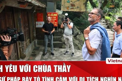 Đại sứ Pháp thể hiện tình yêu với ngôi chùa nghìn năm tuổi tại Hà Nội