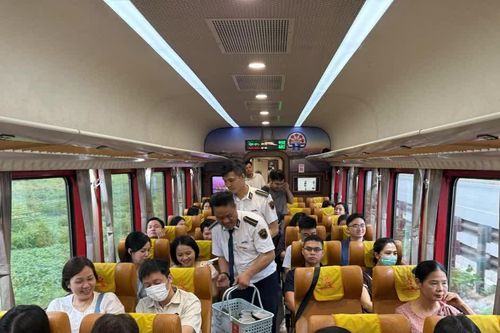 Đoàn tàu Bạch Mai 'hút' hơn 500 khách mỗi chuyến, sẵn sàng nhân rộng mô hình