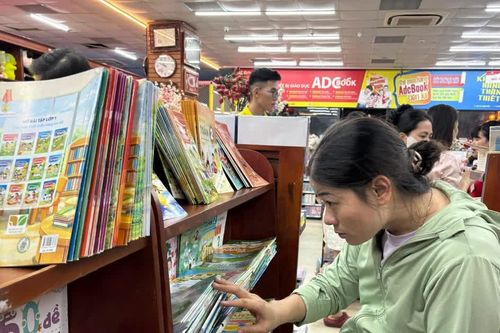 Vào năm học mới, phụ huynh vẫn chật vật tìm mua sách cho con
