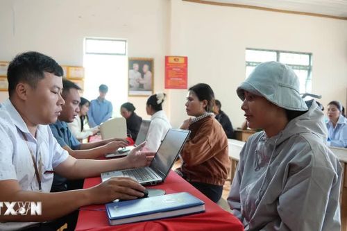 Những 'công bộc xã' bền bỉ đưa thủ tục hành chính về thôn