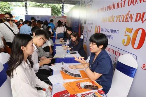 Thị trường lao động khởi sắc nhưng còn lệch pha cung - cầu