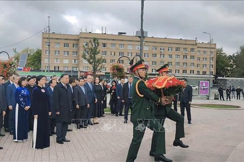 Tổng Bí thư, Chủ tịch nước Tô Lâm đặt hoa tại Tượng đài Chủ tịch Hồ Chí Minh và Đài tưởng niệm Liệt sĩ Vô danh (LB Nga)