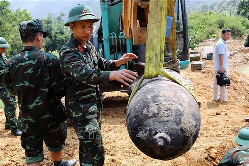 Hủy nổ an toàn quả bom nặng khoảng 200kg được phát hiện dưới lòng sông Đà