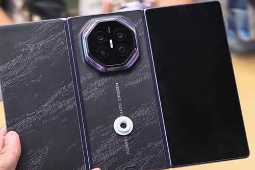 Smartphone màn hình gập ba, giá cao nhất gần 120 triệu đồng