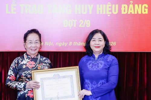 Chủ tịch UBTƯ MTTQ Việt Nam Bùi Thị Minh Hoài trao Huy hiệu 45 năm tuổi Đảng cho GS.TS Nguyễn Thị Doan