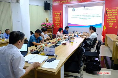 Kinh tế Việt Nam duy trì đà tăng từ công nghiệp và thị trường nội địa