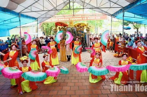 Những câu lạc bộ “giữ lửa” làng quê