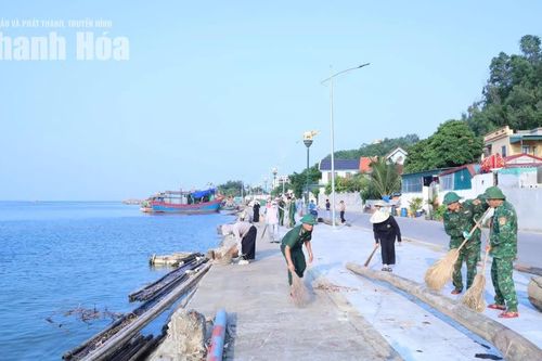 Gần 1.000 người ra quân vệ sinh môi trường ven biển Hoằng Tiến