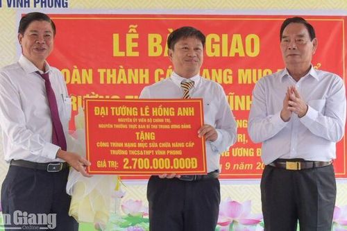 Đại tướng Lê Hồng Anh trao công trình 2,7 tỷ đồng cho Trường THCS và THPT Vĩnh Phong
