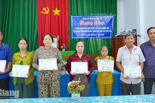 Phú Tân trao 22 thẻ bảo hiểm y tế cho người dân khó khăn