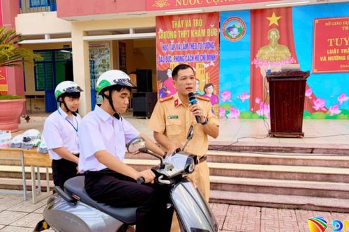 Hướng dẫn kỹ năng lái xe an toàn cho học sinh Trường THPT Khâm Đức