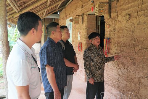 Những người dẫn đường dưới chân núi Khoang La San