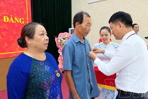 Đảng bộ xã Mường Ảng trao tặng Huy hiệu Đảng cho 42 đảng viên