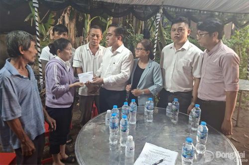 Phường Long Hưng thăm hỏi, hỗ trợ gia đình 3 mẹ con tử vong trong vụ tai nạn giao thông