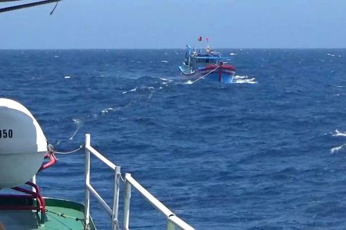 Tàu 950, Vùng 4 Hải quân cứu kéo tàu cá cùng 13 ngư dân gặp nạn trên biển