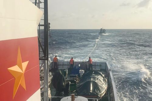 Chi đội Kiểm ngư số 4 hỗ trợ lai kéo tàu cá gặp nạn trên biển